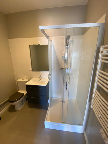 Ce logement parfaitement situé offre un accès facile à tous les sites et commodi Lyon, France Appartement propre et confortable. Entire rental unit vacation rental 723010157354943314