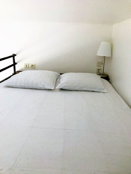 Les bordelais vivent dans des immeubles en pierre et déambulent à pieds ou en vé  Studio au calme dans le quartier Bastide Entire rental unit vacation rental 45683201