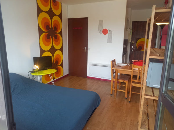 Studio très lumineux avec balcon. Proche facs, proche du centre de talence et de  Sympathique studio lumineux proche bordeaux Entire condo vacation rental 564501022408918682