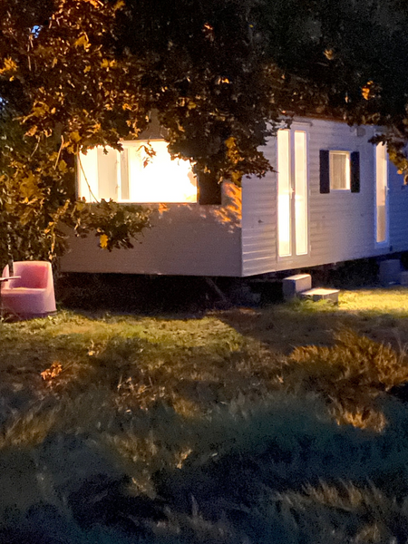 Mobil-home dans un grand jardin familial, situé à seulement 15 minutes de Bordea Mérignac, France Mobil-Home dans Grand jardin calme avec piscine Entire place vacation rental 52332644
