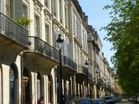Beautiful 75m² flat with lift, very good standing in the heart of the historic w Bordeaux, France Apartement Coeur des Chartrons + Parking Entire condo vacation rental 17294466