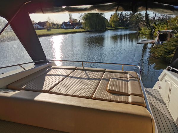 De Leiecabin Yacht kan apart gehuurd worden om te overnachten en ligt in zijn th Deinze, Belgium Leiecabin Yacht - Sunseeker Camargue 46FT Boat vacation rental 49681045