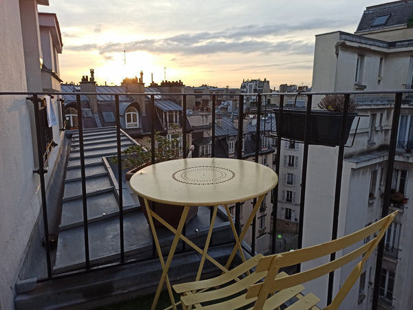 Studio on the top floor of a building well located in Paris.<br />Quiet only 2 a Paris, France Quiet on the roofs of Paris Entire rental unit vacation rental 28356672
