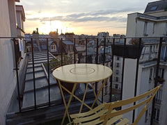 Studio on the top floor of a building well located in Paris.<br />Quiet only 2 a Paris, France Quiet on the roofs of Paris Entire rental unit vacation rental 28356672