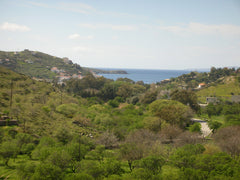 Country house 110 sq.m.located on a cliff, with large veranda with sea view, gar Kesariani, Greece Country house in Kea, Cyclades Entire home vacation rental 12505397