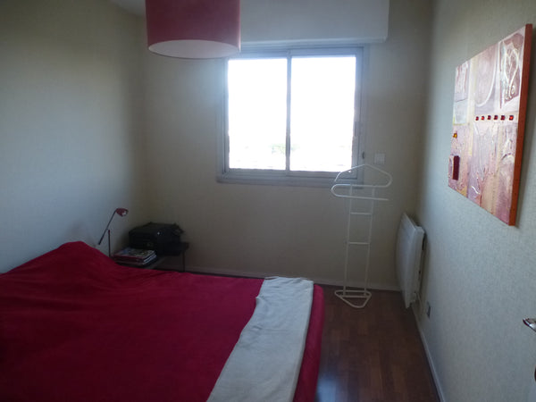 Chambre avec confortable lit double avec salle de bain privative.<br />Prévoir v Mérignac, France chambre 2 dans appartement avec vue sur Bordeaux Private room in rental unit vacation rental 41682900