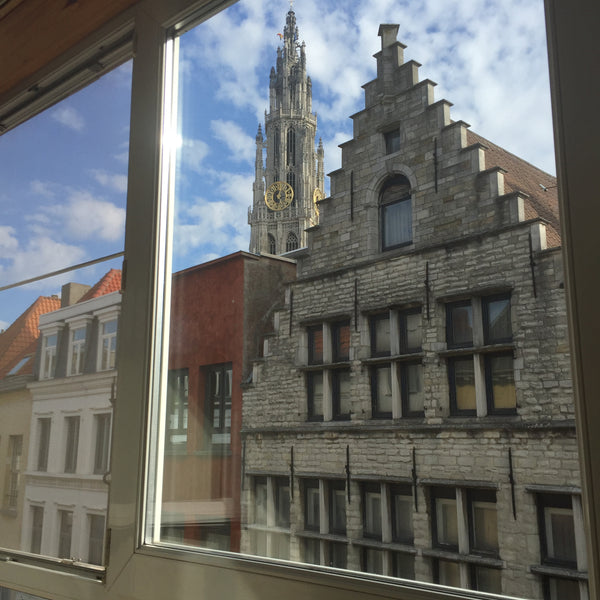 appartement met nodige voorzieningen op de vierde verdieping. Geen lift aanwezig  Appartement met uniek uitzicht op Kathedraal Entire rental unit vacation rental 43544200