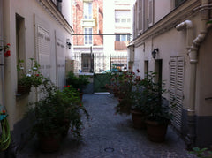Deux pièces 40m2 à 10 min de Montmartre.1er et dernier étage,grand salon,chambre  Charmant appartement 18e Entire rental unit vacation rental 4150933