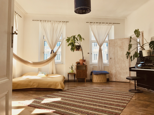 * full privacy<br />* incl. sheets, linen & towels<br />* centrally located & pe Vienna, Austria the 35m2 central & bright hammock oasis w. piano Private room in rental unit vacation rental 21992125