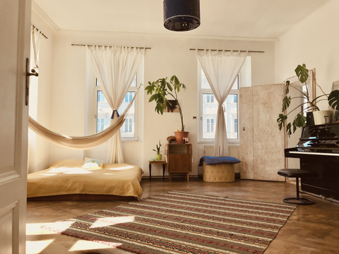 * full privacy<br />* incl. sheets, linen & towels<br />* centrally located & pe Vienna, Austria the 35m2 central & bright hammock oasis w. piano Private room in rental unit vacation rental 21992125