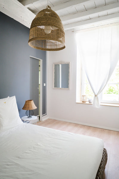 A l'étage, chambre charmante avec lit 140, tv, climatisation et salle de bain ma  CANNELLE, Chambre à l'étage Private room in bed and breakfast vacation rental 602980725044735188