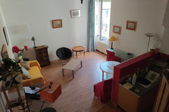 Studio entièrement rénové, très calme, donnant sur cour. Deuxième étage sans asc Lyon, France Studio + chambre en mezzanine /40m² Entire rental unit vacation rental 8909890