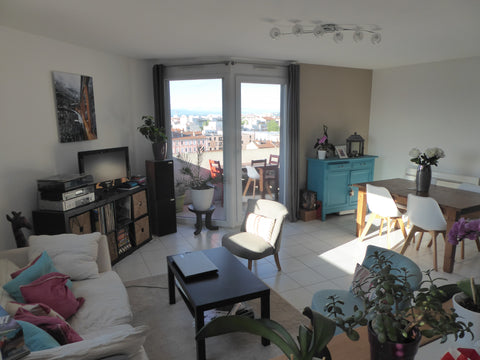 Appartement avec salon, cuisine ouverte et balcon avec vue dégagée.<br />2 chamb Lyon, France Appartement lumineux dans résidence avec Piscine Entire rental unit vacation rental 24747951