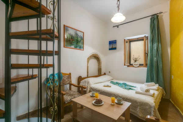 we are located in the old town of Chania<br /><br />In a very beautifull traditi Chania, Greece Economy home 4 paxs. Tiny home vacation rental 45253732