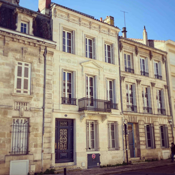 La maison est située dans le centre de Bordeaux, à proximité immédiate du Palais Bordeaux, France Bel immeuble 250m2 + cour en hyper-centre Bordeaux Entire townhouse vacation rental 50566299