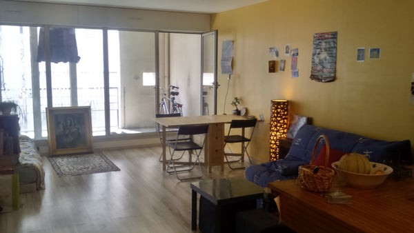 Studio de 50m2 (+ terrasse de 10m2) avec baie vitrée. Grand lit 2 places, table  Paris, France studio + terrasse à Bastille Entire rental unit vacation rental 7154687