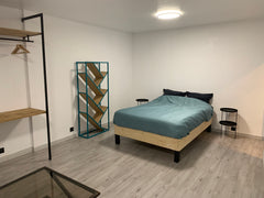 Petit coin de tranquillité dans une rue calme du quartier du sacré cœur.<br /><b Bordeaux, France Appartement au calme, quartier Sacré Cœur Entire rental unit vacation rental 50441639