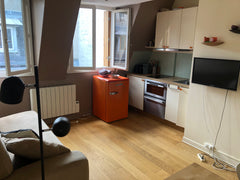 Perfect location : 5 minutes walk to Arc de Triomphe and 2 minutes walk to Avenu Paris, France Very nice appartment Champs Elysées Entire rental unit vacation rental 5056762