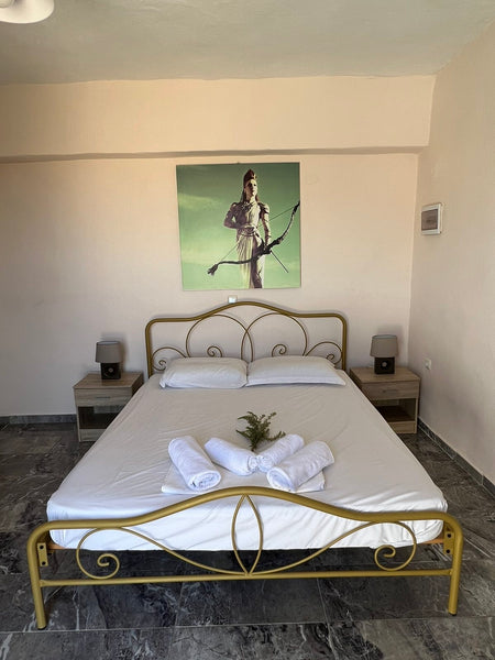 has the issue of artemis and its a lovely studio.<br /><br /><b>The space</b><br Greece Artemis studio Private room in townhouse vacation rental 19317761