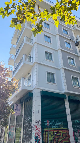 Wukela Apartments 地处雅典市中心，有着开阔的视野和良好的环境位置，站在你所居住的阳台可以看到美丽的卫城全景。当夕阳缓缓落下配上一杯咖啡是在美妙 GR Wukela 新装大理石豪华大开间 Entire serviced apartment vacation rental 54156765