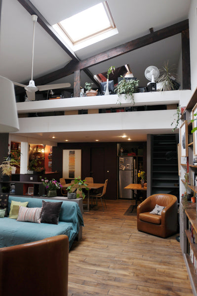 Une belle pièce spacieuse, grande hauteur sous plafond , cuisine ouverte et une  Paris, France Atelier sur cour , calme et lumière Private room in loft vacation rental 7268278