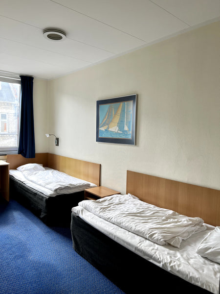 Hotelroom for two people, with its own bathroom and two separate beds.  Cheap hotelroom for two people. Room in hotel vacation rental 638420226624514202