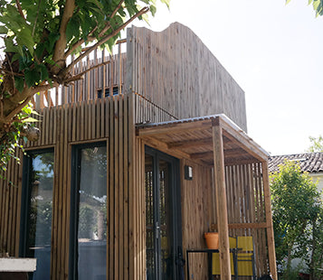 Construction récente en bois, dans un quartier calme proche du centre ville. Tou  Studio bois proche hyper centre de Bordeaux Entire guesthouse vacation rental 50353658