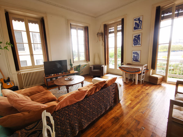 Grand logement de 115m2 situé sur les quais du Rhône, face à la place Bellecour  Lyon, France Grand appartement avec magnifique vue sur Lyon Entire rental unit vacation rental 737366526449547246
