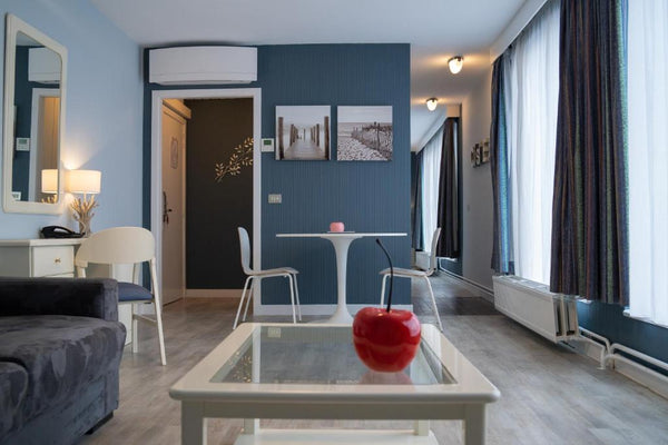 Un appartement de 45m² dispose d’une chambre indépendante avec salle de bain, d’ Brussels, Belgium Charmante appartement surplombant Bruxelles. Entire serviced apartment vacation rental 549055297024159248