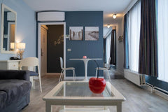 Un appartement de 45m² dispose d’une chambre indépendante avec salle de bain, d’ Brussels, Belgium Charmante appartement surplombant Bruxelles. Entire serviced apartment vacation rental 549055297024159248