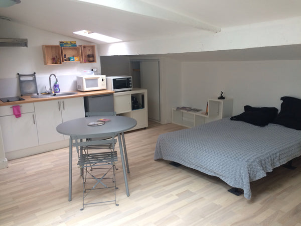 Grand studio très bien placé à proximité de la gare et des transports en commun  Saint-Émilion, France Studio cosy idéalement placé Entire rental unit vacation rental 19591389