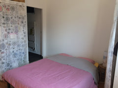 Dans maison avec jardin, chambre avec salle d'eau privative idéale pour couple.< Bordeaux, France Chambre dans maison avec jardin proche du centre. Private room in home vacation rental 20594770