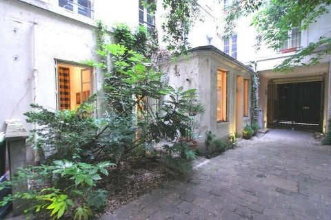 Bel appartement de 45m2 au charme authentique situé en rez de chaussée d'une cou Paris, France Gorgeous flat near Opéra / Superbe appartement Entire rental unit vacation rental 17873001