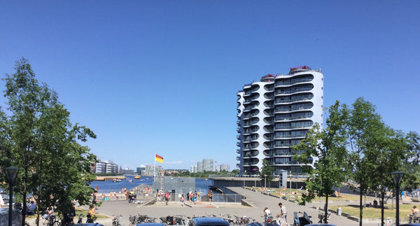 Lille lyst værelse, med en seng og arbejdsplads til rådighed. Stort sydvendt vin Copenhagen, Denmark Single room. Next to sea, close to city Private room in rental unit vacation rental 21548606