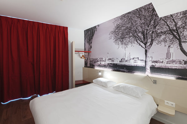This stylish place is close to must-see destinations. In the middle of the Nieuw Antwerp, Belgium Double bedroom with 1 bed for 2 Room in hotel vacation rental 51278446