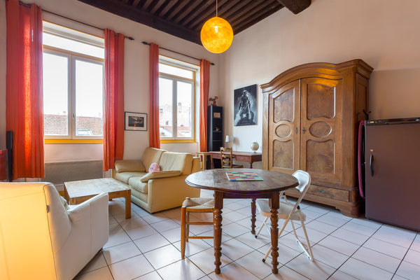 Welcome Home !<br /><br />Wonderfull flat in the heart of a lovely place. Sunny  Lyon, France Wonderfull flat in Lyon,Croix Rousse  ! Entire rental unit vacation rental 6114098