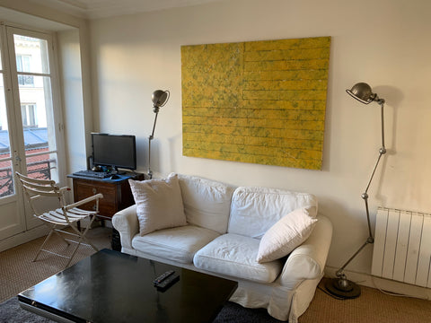 Appartement très lumineux et calme composée de deux fenêtre dans le salon d’une  Paris, France ABBESSES MONTMARTRE 2 pièces Entire rental unit vacation rental 30205404