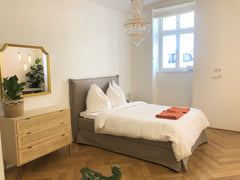 Genieße einen entspannten Aufenthalt in dieser Souterrain-Wohnung im Stil "Alt-W Vienna, Austria St. Elizabeth 1 - Apartment in perfect location Entire rental unit vacation rental 694251361090324074