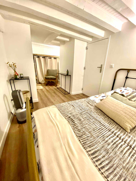 Nous offrons un espace reposant composé d’une chambre + salle de bain avec WC en Lyon, France Chambre avec SDB/WC privé, au calme + petit dej Private room in rental unit vacation rental 45446235