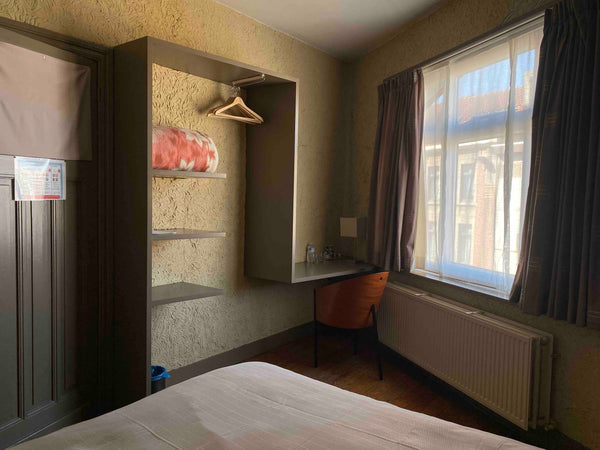 Vanuit deze charmante accommodatie ben je zo bij populaire winkels en restaurant Ghent, Belgium Privé kamer met privé badkamer in Art Deco huis Private room in bed and breakfast vacation rental 605788201729497878