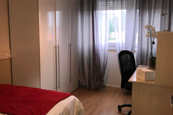 Au pied du Tram A, loue 1 chambre lit 2 personnes au calme sans vis-à-vis au 3èm  Chambre 2 personnes au  calme au pied du Tram Private room in rental unit vacation rental 23039446