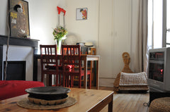 Typiquement parisien avec ses moulures, parquets et cheminées. Au pied de la pet Paris, France 3 pièces spacieux refait à neuf Entire rental unit vacation rental 6294165