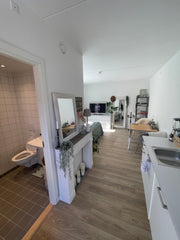 En lille lys og hyggelig  lejlighed på 33kvadratmeter. Der er et rummeligt toile Copenhagen, Denmark Lille lys og hyggelig studio lejlighed Entire rental unit vacation rental 663699192389395688