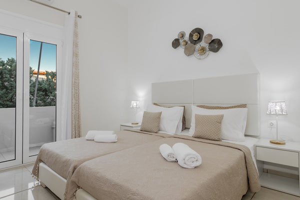 The ''Diogenis Deluxe Apartment'' is located just 2.5 km from the city center an Rethimnon, Greece Diogenis Deluxe Apartment (50m from the beach) Entire rental unit vacation rental 32250947