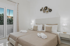 The ''Diogenis Deluxe Apartment'' is located just 2.5 km from the city center an Rethimnon, Greece Diogenis Deluxe Apartment (50m from the beach) Entire rental unit vacation rental 32250947
