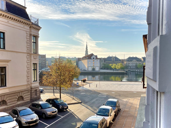 Denne smukke og rummelige lejlighed på 160 kvm og med balkon ligger i hjertet af Copenhagen, Denmark 160 m2 ved vandet m. balkon i hjertet af København Entire condo vacation rental 646687454297886552