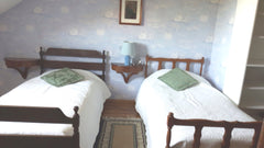 Agréable chambre composée de 2 lits, d une salle de bain avec douche et wc.<br /  Jolie chambre centrale et verdoyante Private room in home vacation rental 24884118