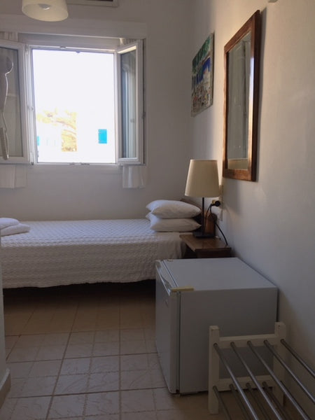 Small single room with a very small private bathroom, in the absolute center of  Greece Small single room (tiny bathroom) in Mykonos town Room in hotel vacation rental 28578112
