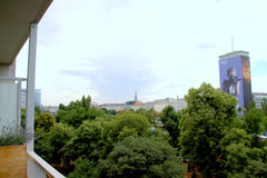 The shared Apartment offers a tidy bedroom with a king size bed. The fully furni  Cosy room with view over the danube chanel Private room in rental unit vacation rental 24423835