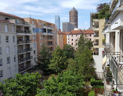 Nous vous accueillons dans notre appartement récemment rénové, dans une ambiance Lyon, France Chambre privée calme avec vue, Lyon 3ème. Private room in rental unit vacation rental 29705282